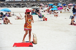 In spiaggia il sole uccide il virus in pochi secondi: ma da solo non basta