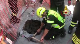 Palermo, voragine in via Cruillas; l'intervento dei VV. F.