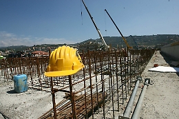 Edilizia, la Regione siciliana non paga le imprese: «Gli operai finiranno col Reddito di cittadinanza»