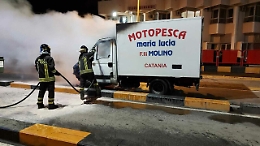 Agli imbarcaderi di Villa San Giovanni in fiamme il furgone di una ditta catanese