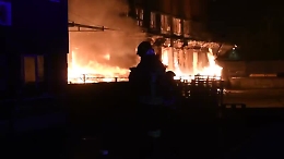 Un boato e l'incendio, capanonne divorato dalle fiamme nella notte a Palermo