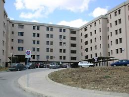 Picchia il figlio e il nipote: un 43enne nei guai