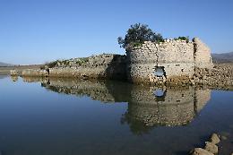 Cos'è Mazzallakkar? Le ipotesi sul fortino che emerge dal lago di Sambuca di Sicilia