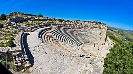 A Segesta la magia degli spettacoli all'alba e al tramonto