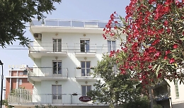 Cade dal balcone dell'hotel, 18enne grave