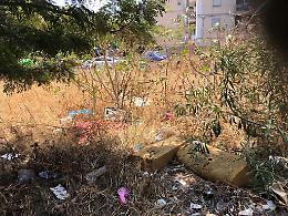 Catania, Nesima: boscaglia e rifiuti in piazza Emanuel Gaetano Cali’