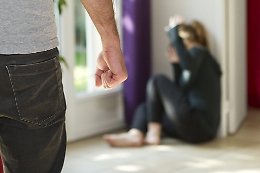 Lei lo lascia, lui la picchia a sangue: 33enne arrestato per stalking e lesioni a Mirabella Imbaccari