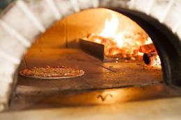 Brucia rifiuti speciali nel forno della sua pizzeria: denunciato