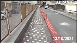 Adrano (Ct): rimosse fioriere dal marciapiede di Via Asiago