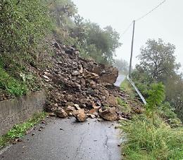 Massi in strada a Capo Alì per lo smottamento di una frana