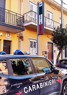 Frutta lanciata contro i vigili che gli chiedono l’autorizzazione alla vendita: arrestato