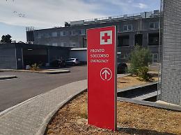 Aggredisce guardia giurata in ospedale e poi fugge con l'auto della vigilanza