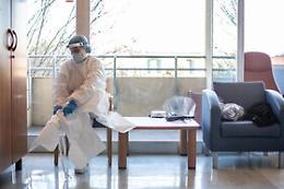 Omicron reinfetta più di Delta, in Italia 55 casi. Crisanti: «Con booster protetti all'80%»