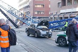 Gru cade su palazzo a Torino, bilancio delle vittime sale a tre