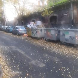 Catania, via Ipogeo: marciapiede invaso dai rifiuti