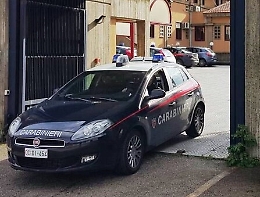 Le intima di lasciare la casa e al suo rifiuto la picchia: 48enne arrestato nel Catanese