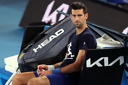Djokovic, giudice in Australia sospende l'espulsione