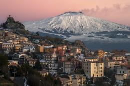 Cesarò: l'Etna innevato al tramonto