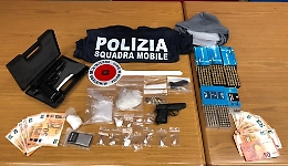 Cocaina e una pistola nel garage di casa: 22enne di Gela in manette