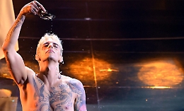 L'autobattesimo di Achille Lauro divide la Chiesa, ma non solo: blasfemo o no?