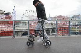 Tre adulti paralizzati tornano a camminare con elettrodi e un tablet