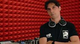 Andrea Corso, l'infermiere che ama la consolle