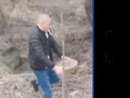 L'ucraino che rimuove una mina inesplosa con la sigaretta accesa