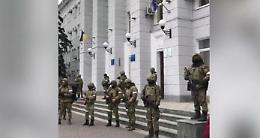 Ucraina, i cittadini di Berdiansk in rivolta contro i soldati russi: «Andatevene»