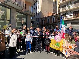 Via Carbone aperta soltanto ai pedoni: studenti della "Cavour" più sicuri