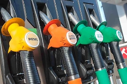 Phishing, il buono benzina da 100 euro arriva su WhatsApp: attenzione è una truffa