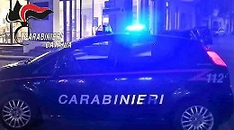 I carabinieri lo fermano e lui "anticipa" il controllo consegnando cinque dosi di cocaina