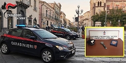 Aggredisce una donna con una mazzola da muratore per rapinarla della borsa: arrestato