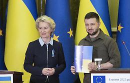 Ursula von der Leyen dopo visita a Bucha: «L'Ucraina marcia verso futuro in Ue»
