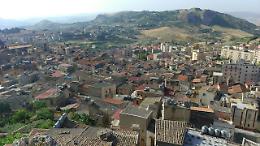 Incendio divora un fienile di un impiegato