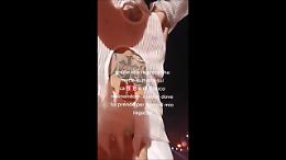 Blanco, la mano "malandrina" della fan sulle parti intime dell'artista (mentre lui canta)