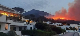 Stromboli, l'incendio, il set della fiction tv e i danni: ora Federalberghi chiede punizioni e risarcimenti