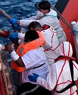 Donna incinta evacuata dalla Ocean Viking