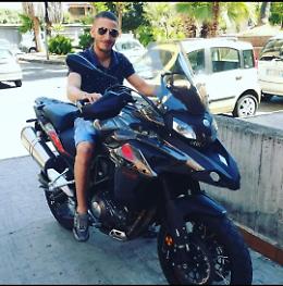Moto si schianta contro il guardrail in Tangenziale: morto il 26enne Francesco Loria