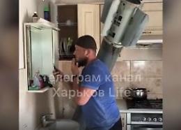 Ucraina, uomo convive col missile che ha sfondato la sua abitazione