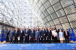 Sì alla candidatura Ue per Ucraina e Moldavia