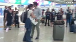 Accoglie la fidanzata all'aeroporto con la banda: «Mi vuoi sposare?»
