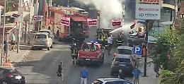 Palermo: razzi nautici gettati nel cassonetto esplodono nell'autocompattatore