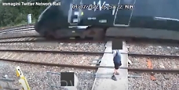 I bimbi che giocano sui binari dell'Alta Velocità