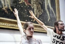 Blitz ambientalista agli Uffizi, attivisti si incollano al vetro della Primavera di Botticelli