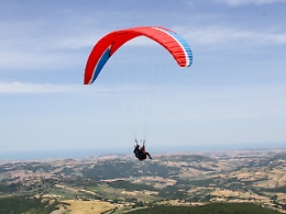 Si lancia col parapendio e finisce contro il filo spinato: muore un 55enne