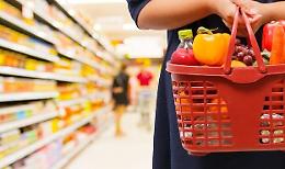 Caro prezzi, meno carne e pesce nel carrello: cambia la spesa degli italiani