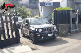 Ruba liquori e altra merce e fornisce falsa identit&agrave;: 34enne denunciata