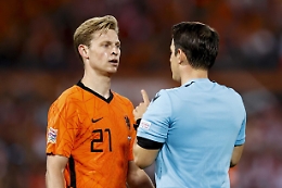 Barca: De Jong si ridurrà l'ingaggio pur di restare