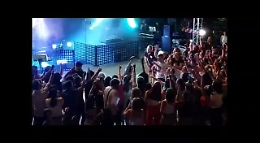 Ermal Meta accende l'anfiteatro di Zafferana e alla fine canta e balla con i suoi fan