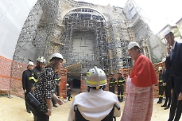 Papa: visita il Duomo dell'Aquila, indossa il caschetto